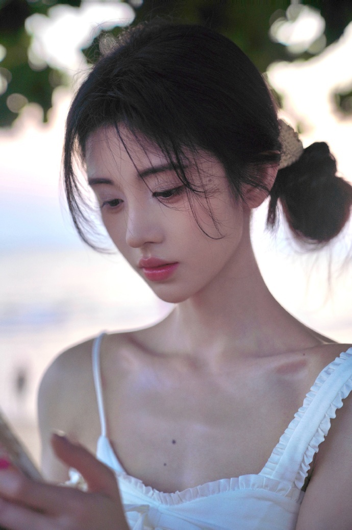 鞠婧祎白色吊带小锁骨好美