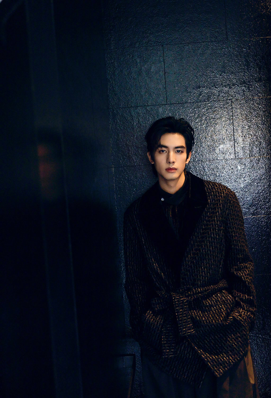 宋威龙湿发背头的全黑造型随性简约的优雅风度