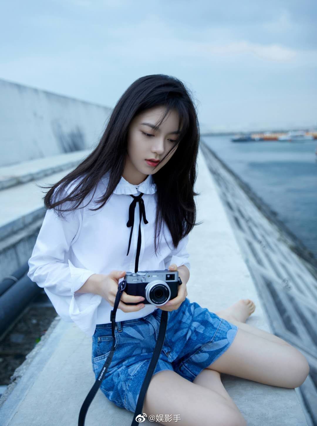 赵今麦海边写真真好美呀，满屏幕青春气息，给人以活力的印象u2026u2026