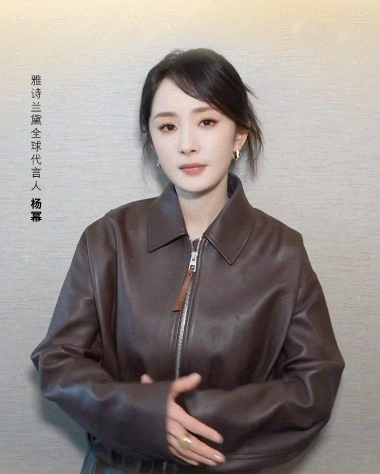 杨幂动起来就是最漂亮的最灵的再双手比划比划～伸出"狐狸爪子"打