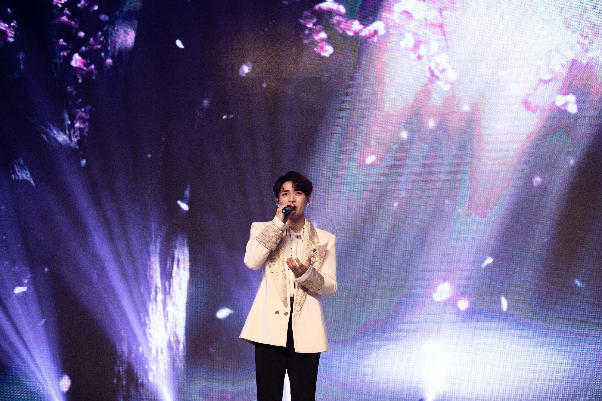 3月13日,新声代实力歌手李鑫一的blue hours生日音乐会在北京如期举行