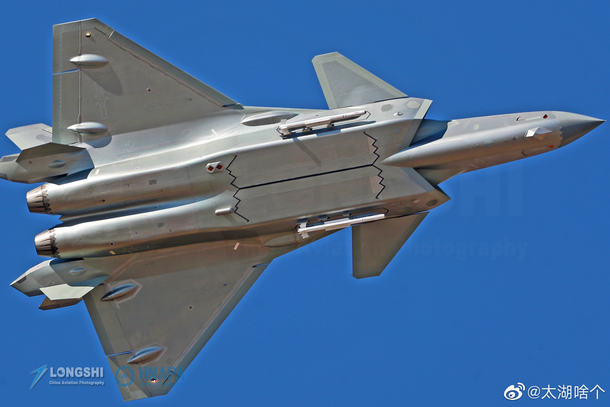 歼-20威龙战斗机,威武霸气!