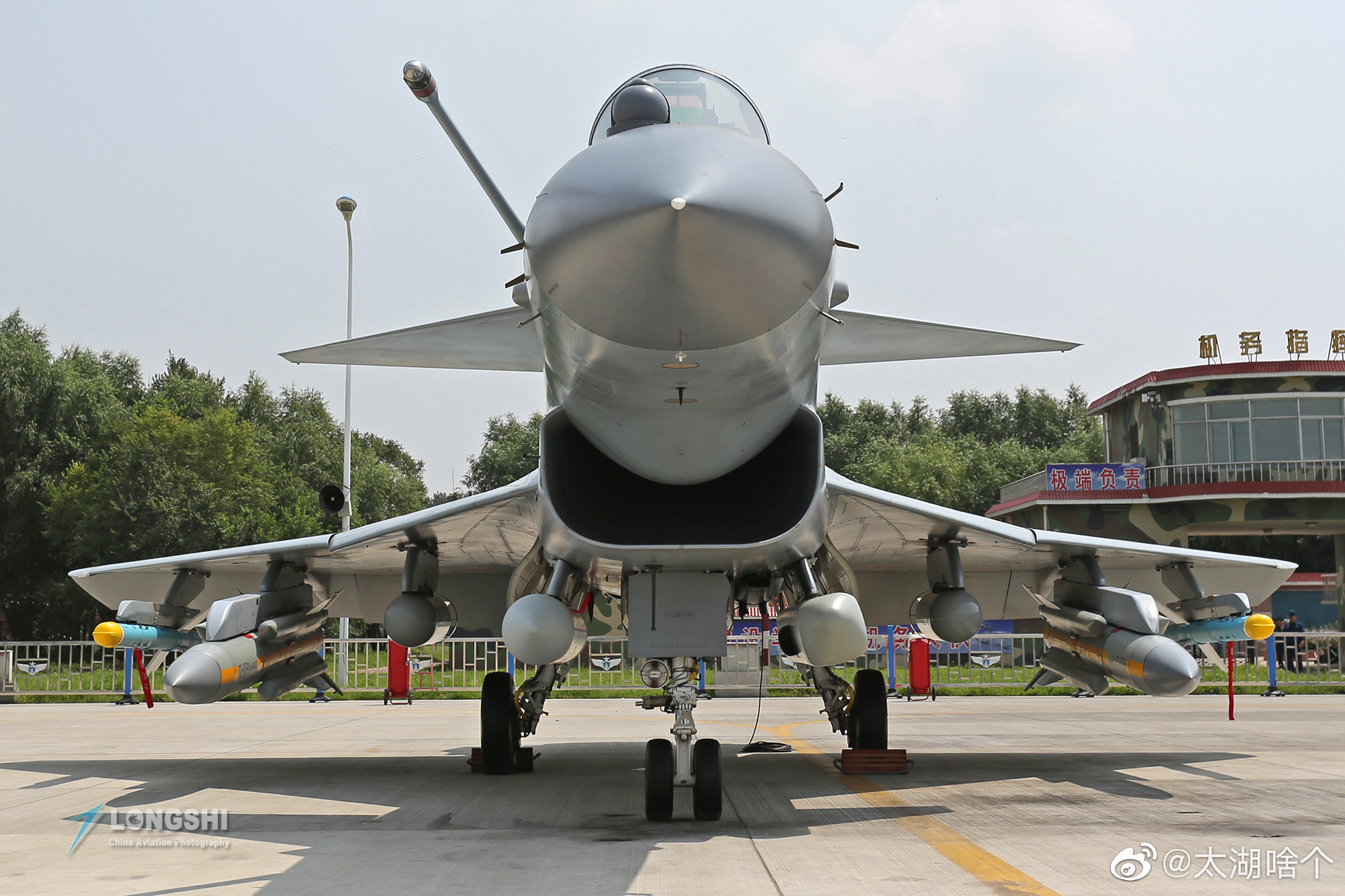 歼-10战斗机的空中受油管接口与国外的是一致的