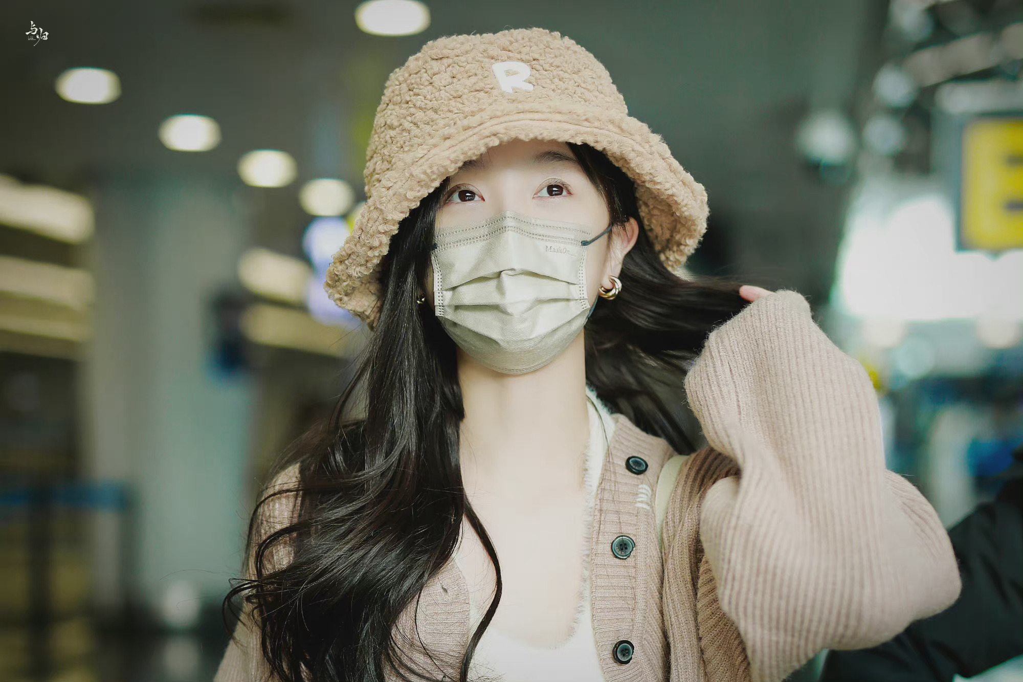 吴宣仪机场出发饭拍 咖色毛绒外套77渔夫帽,可可爱爱的!