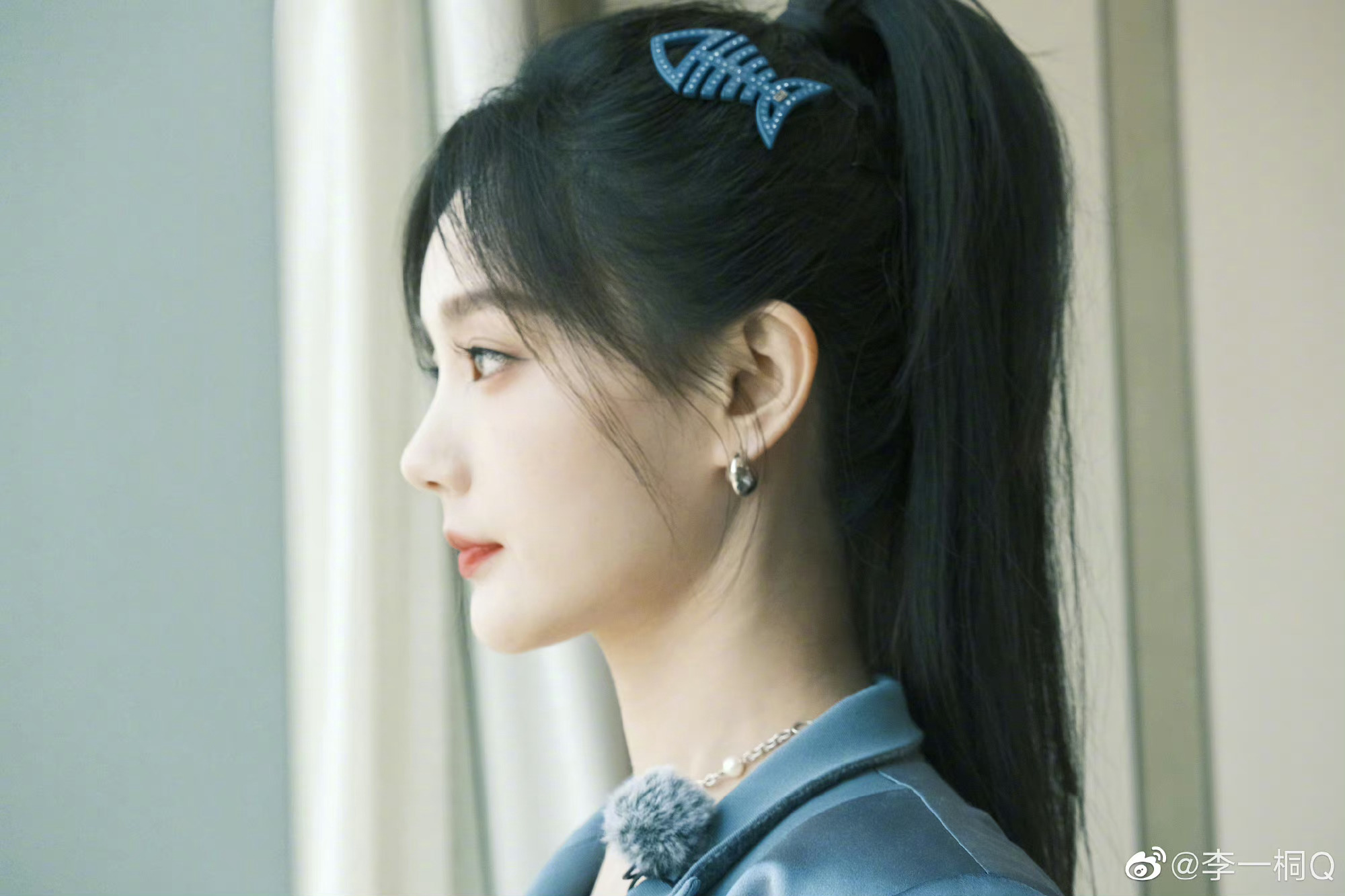 李一桐蓝色西装造型随拍 高马尾,小鱼发夹,清新可爱 利落干练
