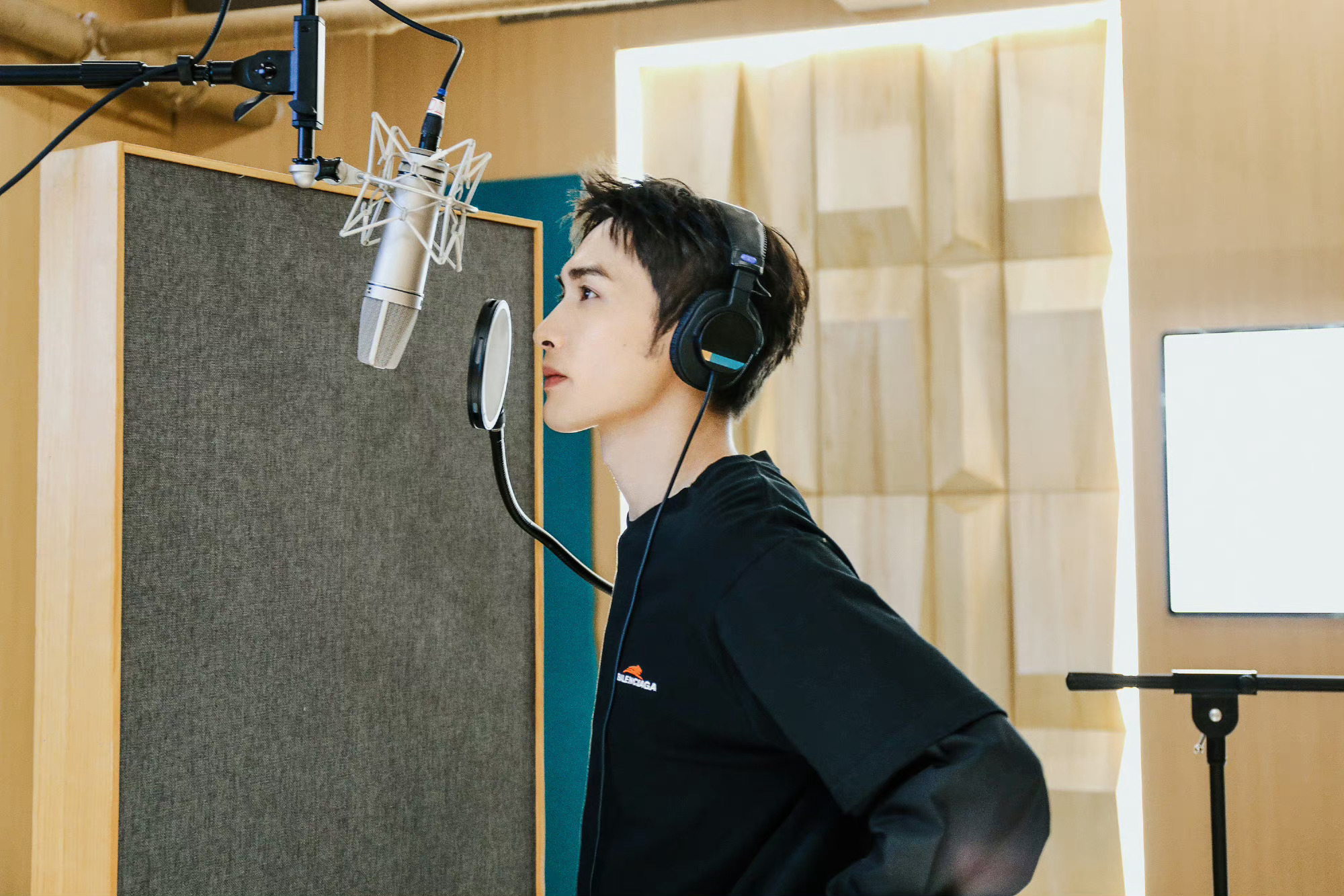 张彬彬《三分野》录音室随拍 黑卫衣,牛仔裤的帅哥,侧颜好绝!