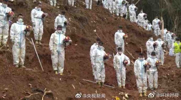 MU5735事故现场全场鸣笛致哀休闲区蓝鸢梦想 - Www.slyday.coM