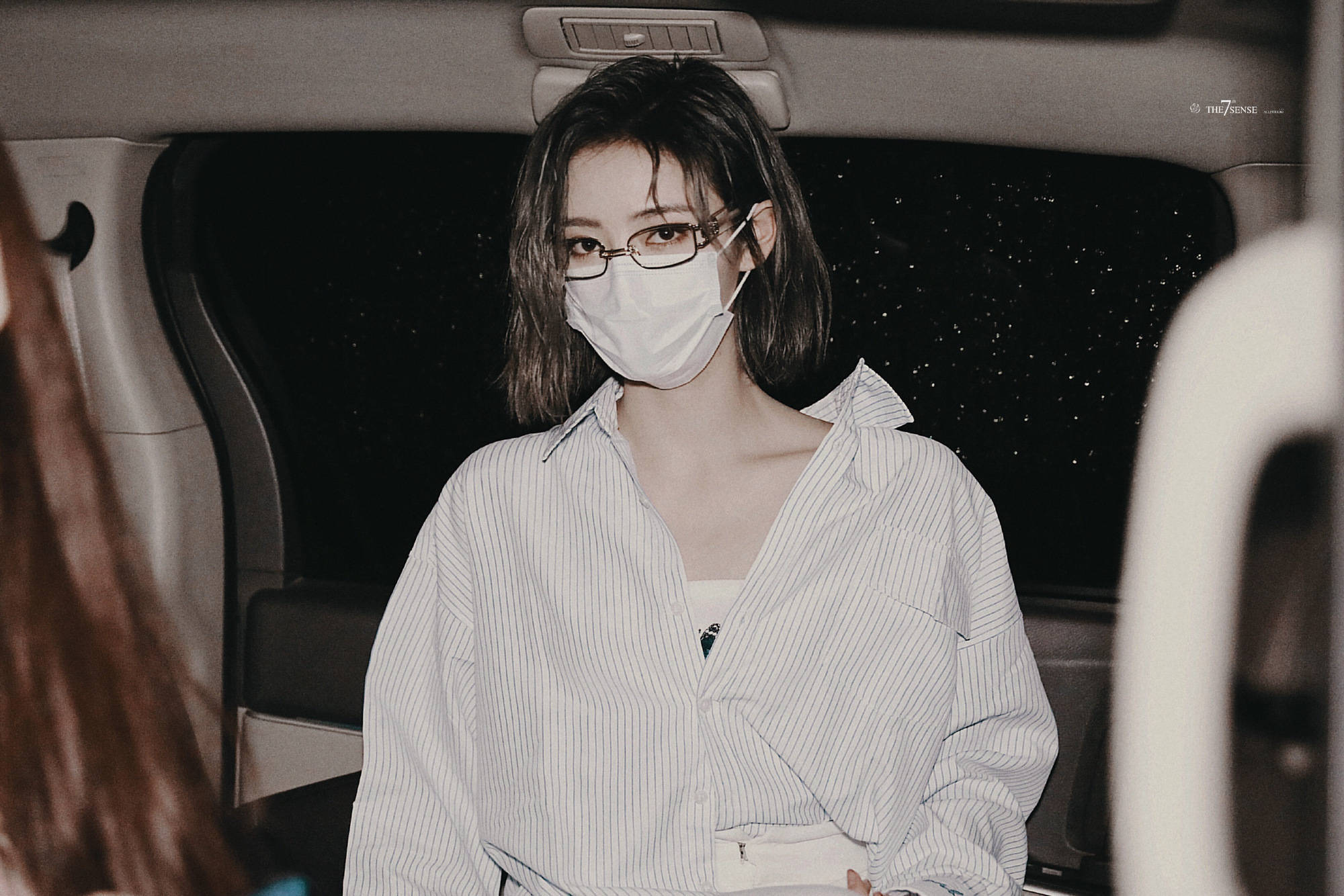 许佳琪把眼镜焊在身上吧西装77金丝眼镜气场真的好强啊