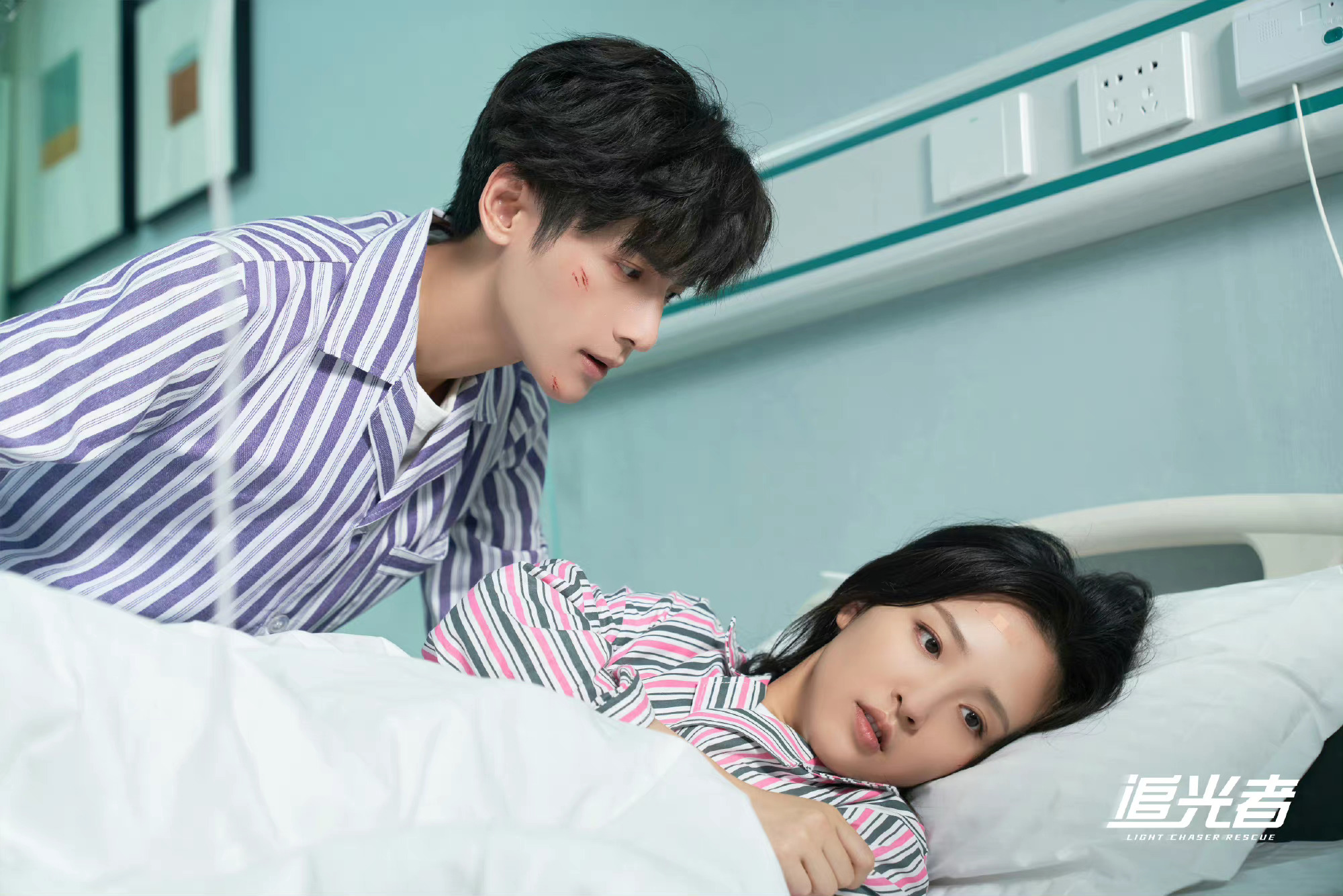 罗云熙 吴倩《追光者》相依剧照 在生命面前,相互托付,彼此依偎__财经