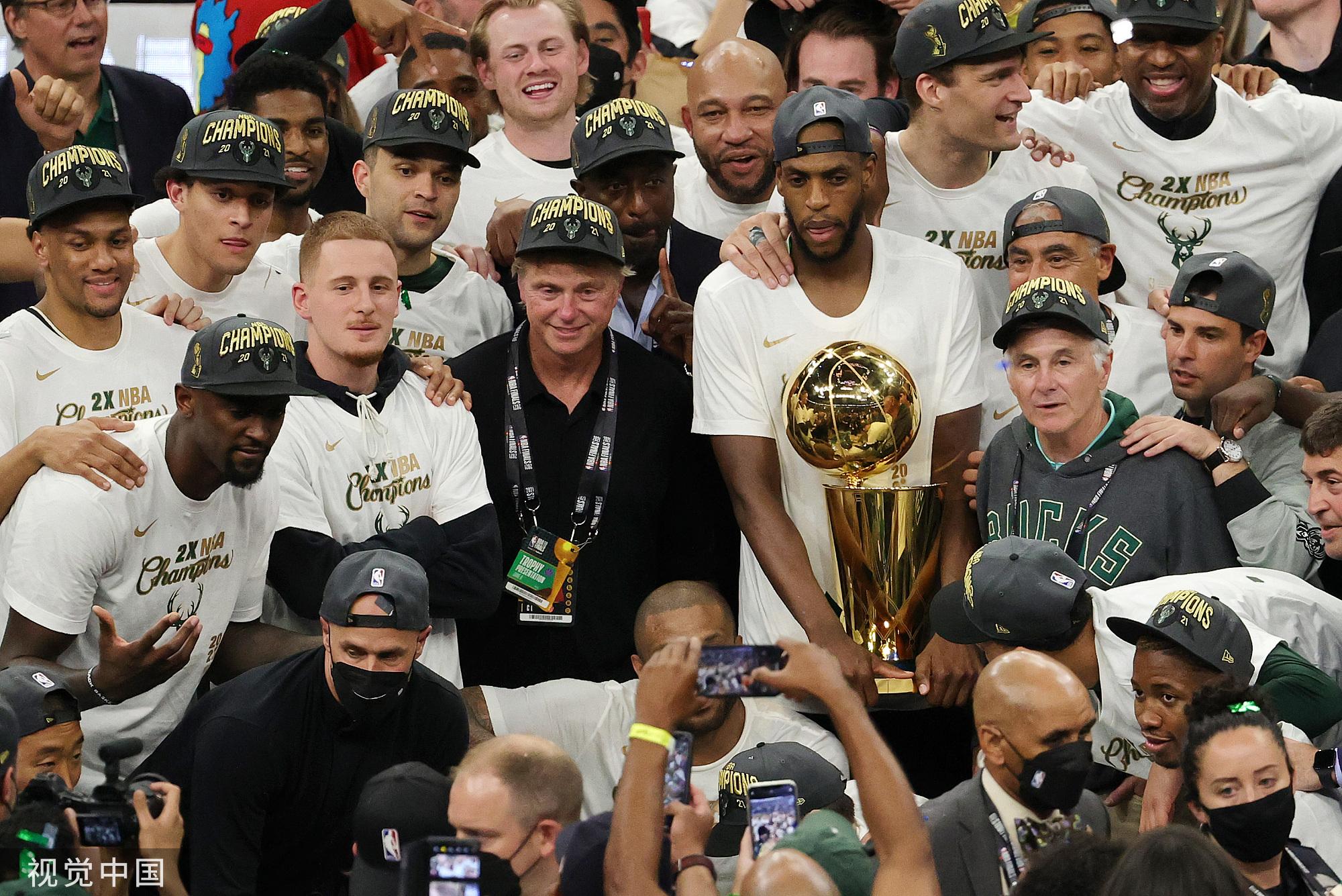 [图]nba总决赛颁奖仪式:雄鹿捧起总冠军奖杯
