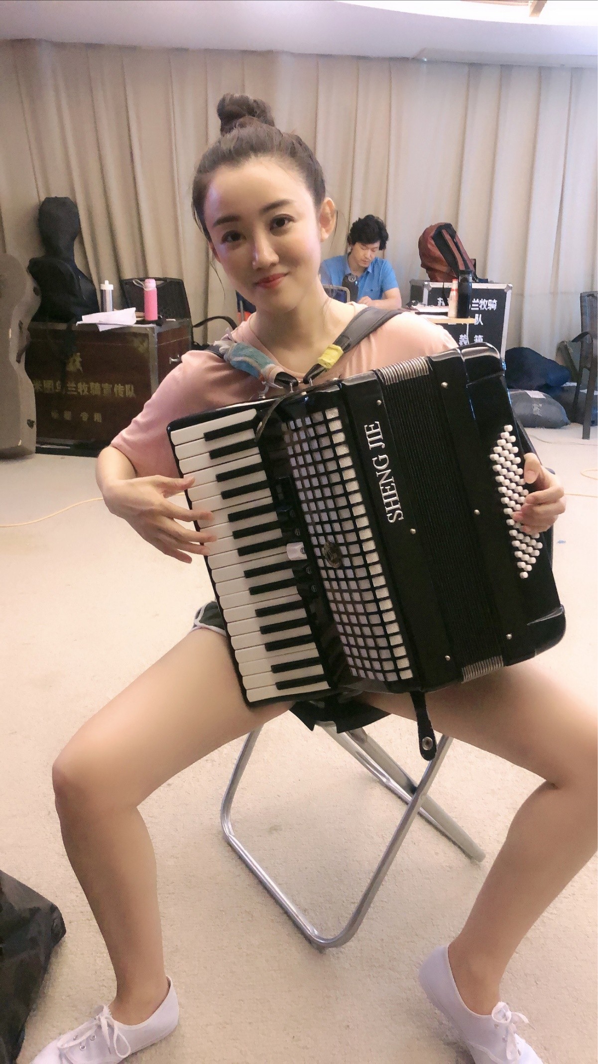 因此,乌兰牧骑队员的角色在演员的挑选运用上较为严谨,演员杨香玉胜任