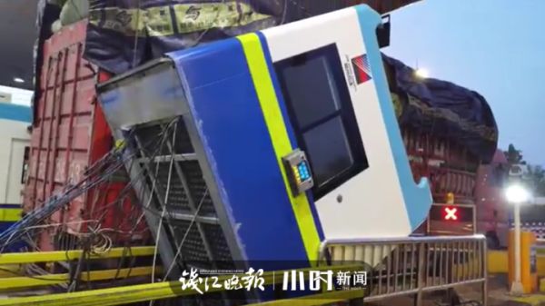 轰的一声！宁波一高速收费岗亭被大货车掀翻休闲区蓝鸢梦想 - Www.slyday.coM