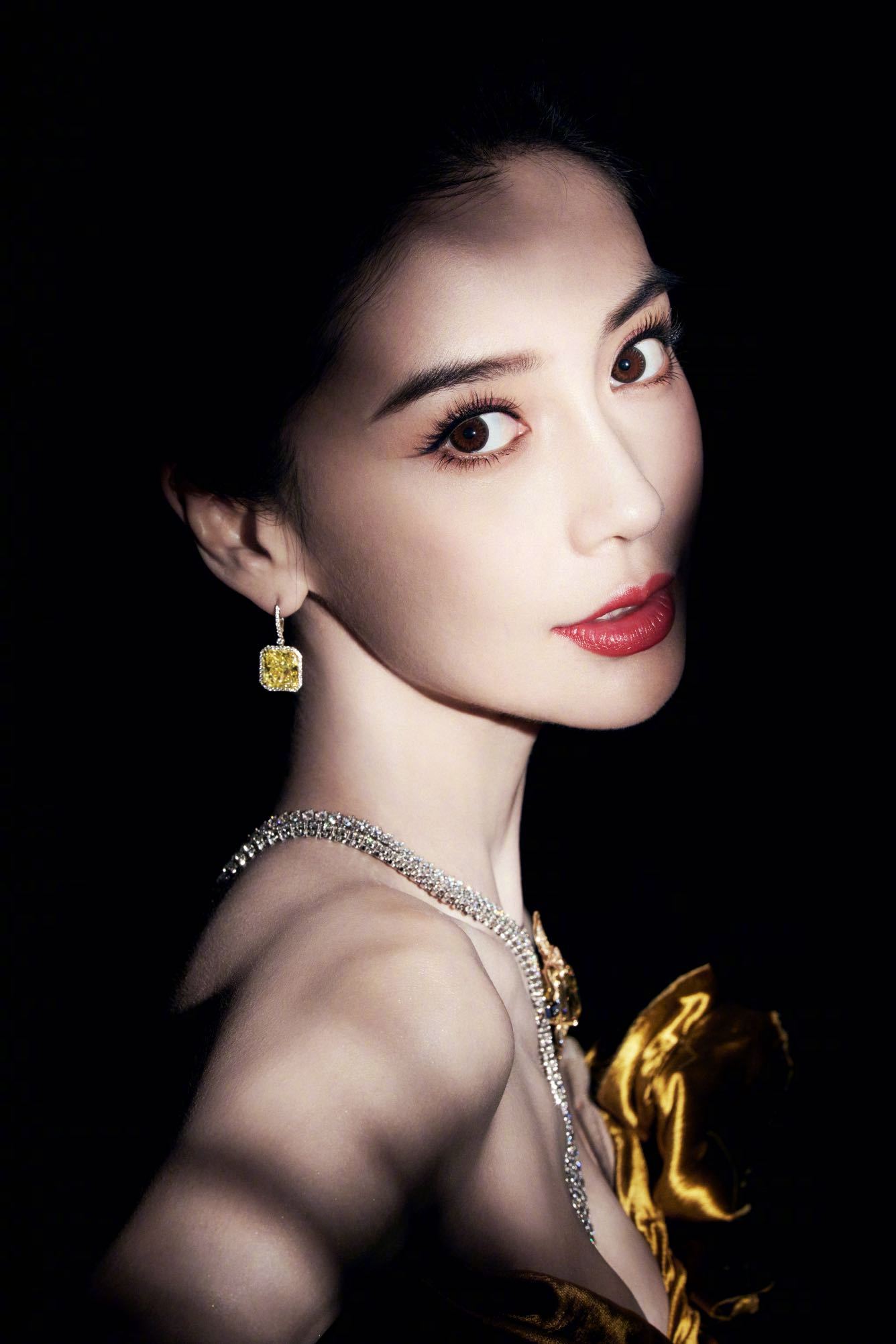 杨颖angelababy发布的回眸花絮照真的绝了