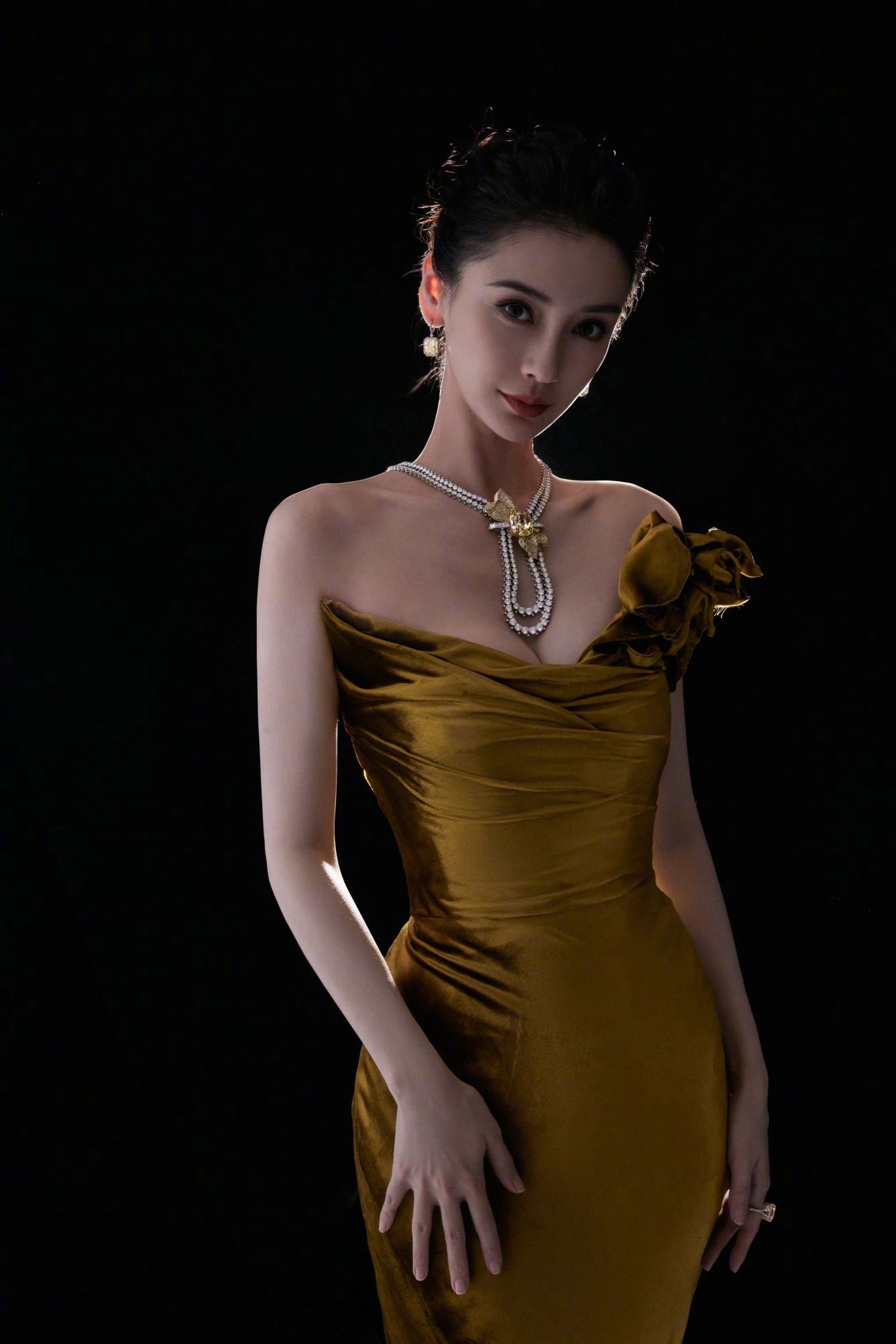 杨颖angelababy发布的回眸花絮照真的绝了