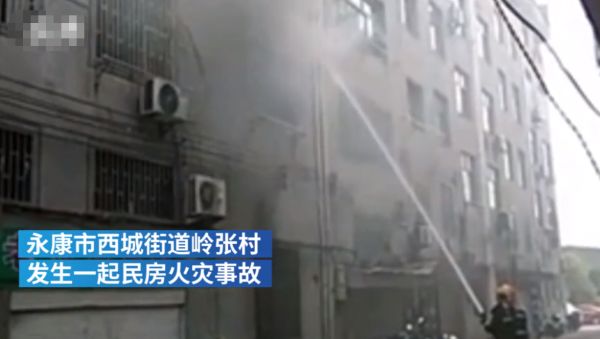 浙江一小区突然失火，消防员救出熟睡女孩，事发时女孩妈妈正抱着儿子下楼看热闹？