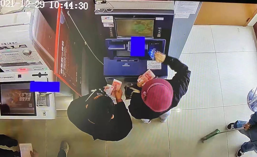 七旬阿婆在ATM机前存款，5000元却“不翼而飞”？“银行侦探”快速破案……休闲区蓝鸢梦想 - Www.slyday.coM