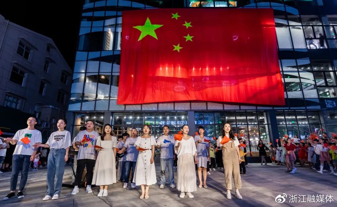 今天是你的生日，我的中国！龙港市主题快闪迎国庆休闲区蓝鸢梦想 - Www.slyday.coM