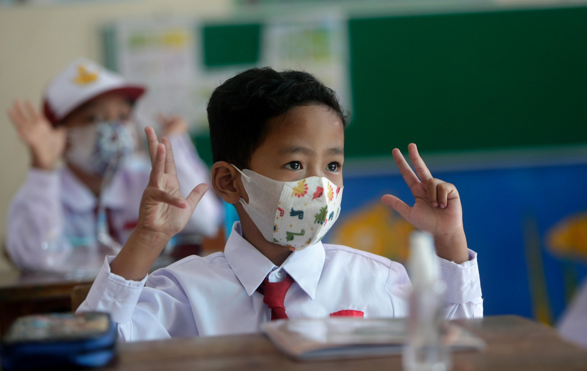 新华社/欧新8月30日,戴口罩的学生在印度尼西亚雅加达一所小学内上课.