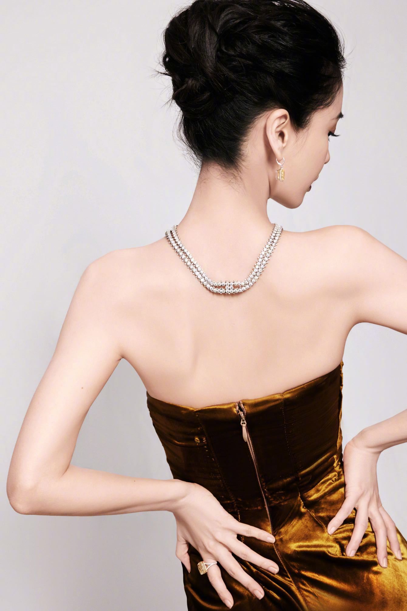 杨颖angelababy发布的回眸花絮照真的绝了