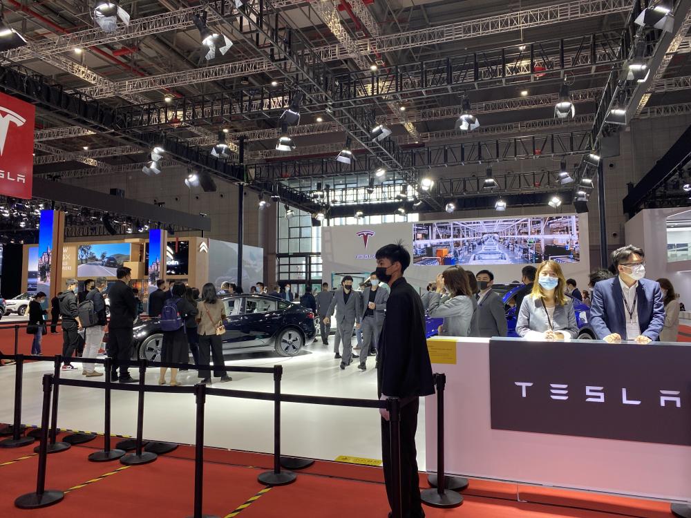 遭遇维权后 实拍上海车展特斯拉展台 现场加强安保围起隔离栏