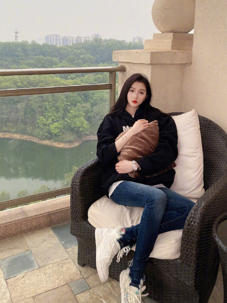 关晓彤不愧是小富婆4万牛仔裤配蓝粉色卫衣腿太长脚踝短一截