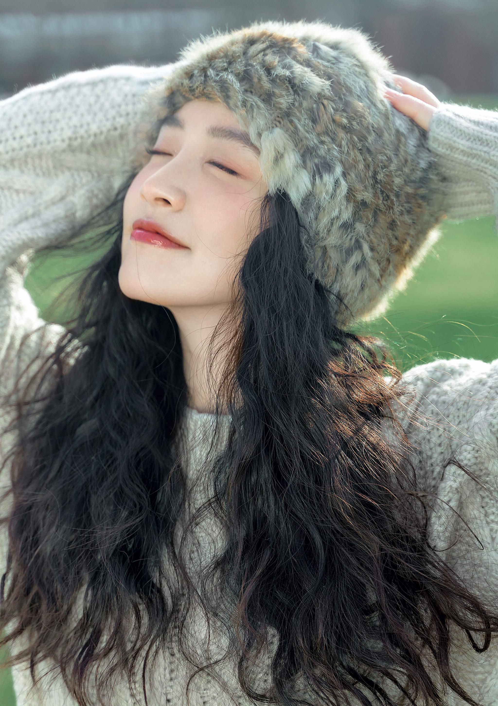 唯美写真释出,晴空草地,鲜亮的冬日,展现温柔唯美的女生魅力