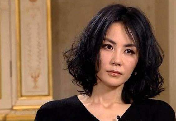 52岁王菲近况曝光穿抹胸长裙身材抢眼表情丰富逗笑王家卫