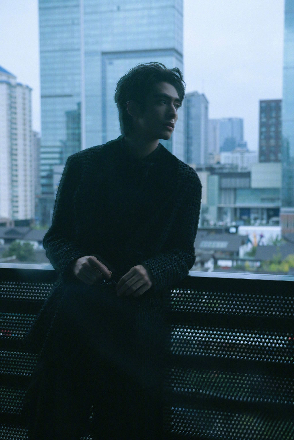 宋威龙湿发背头的全黑造型随性简约的优雅风度