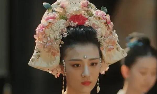 白角冠以象牙做成,插以白角梳,风姿独特晶莹剔透.