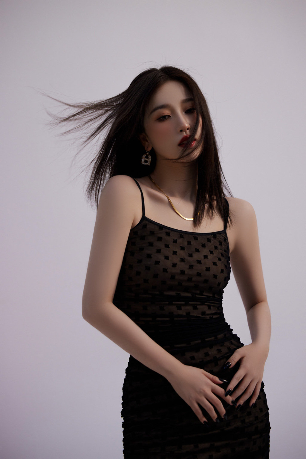 虞书欣身穿性感吊带裙大方秀出天鹅颈精致下颌线