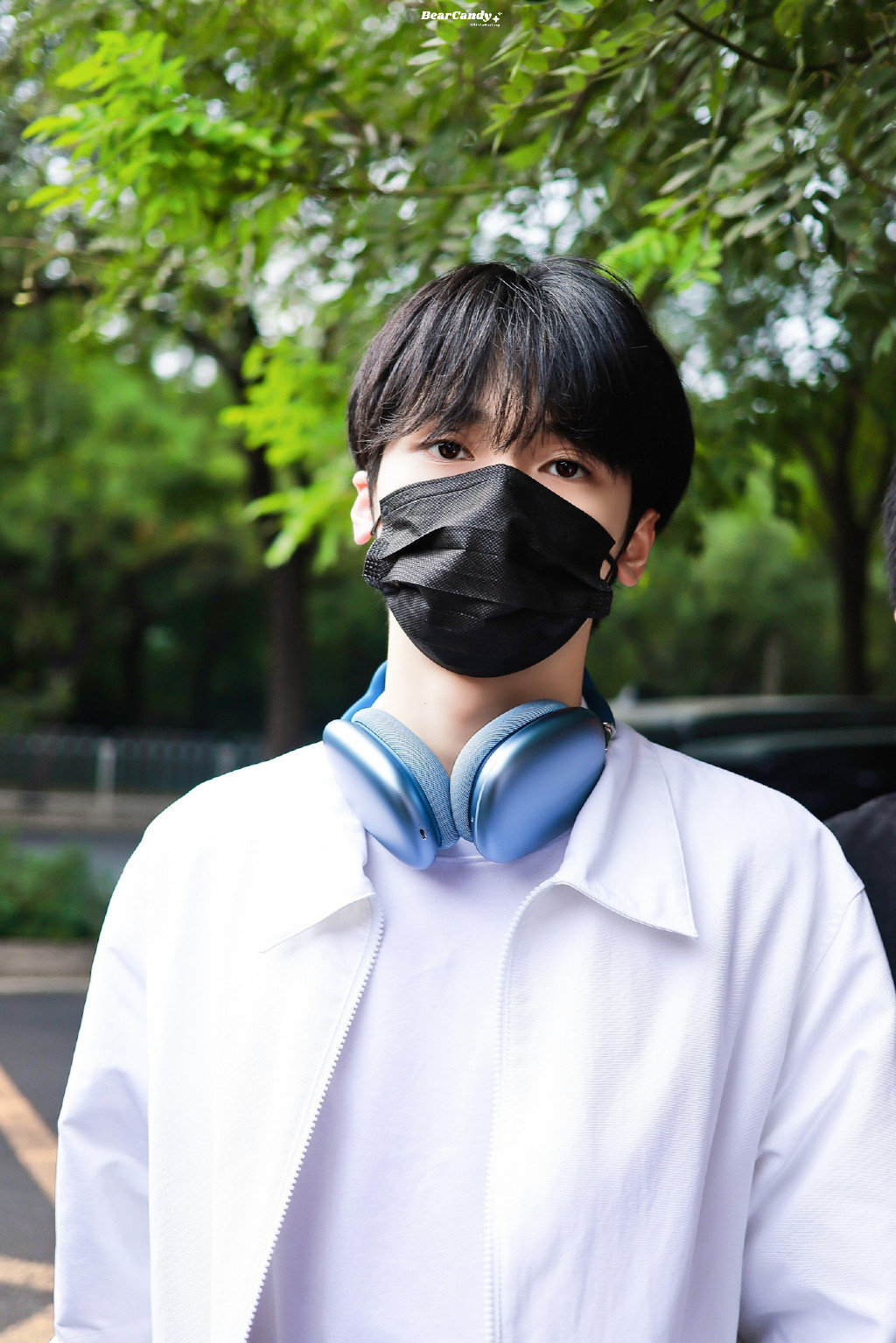 严浩翔白色体恤外搭百色衬衫,蓝色牛仔裤……_高清图集_新浪网