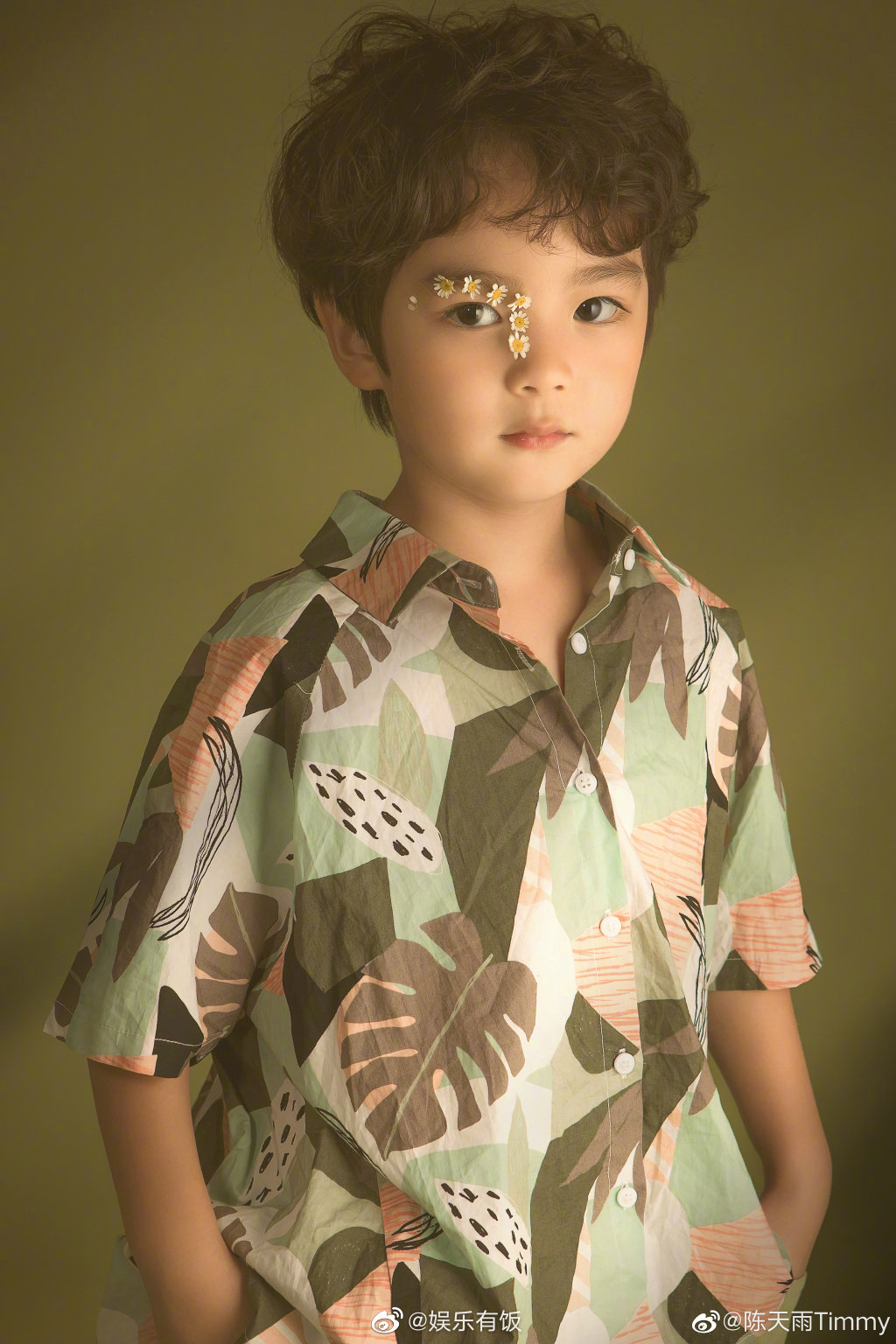 小饭来给大家指路,饰演许子言的小演员微博是@陈天雨timmy