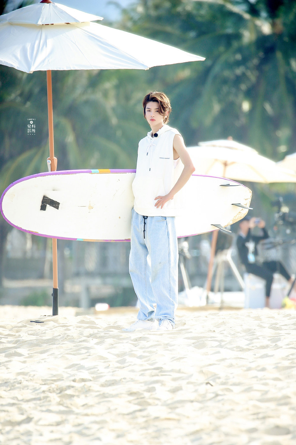 来看看justin黄明昊的腹肌,行走的荷尔蒙,夏日海边的清新少年