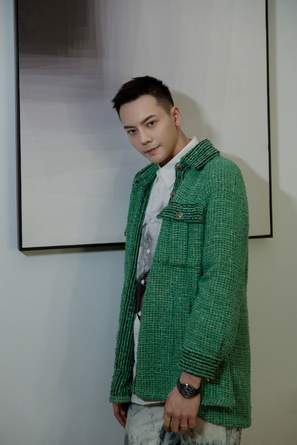 陈伟霆身着chanel绿色格纹外套