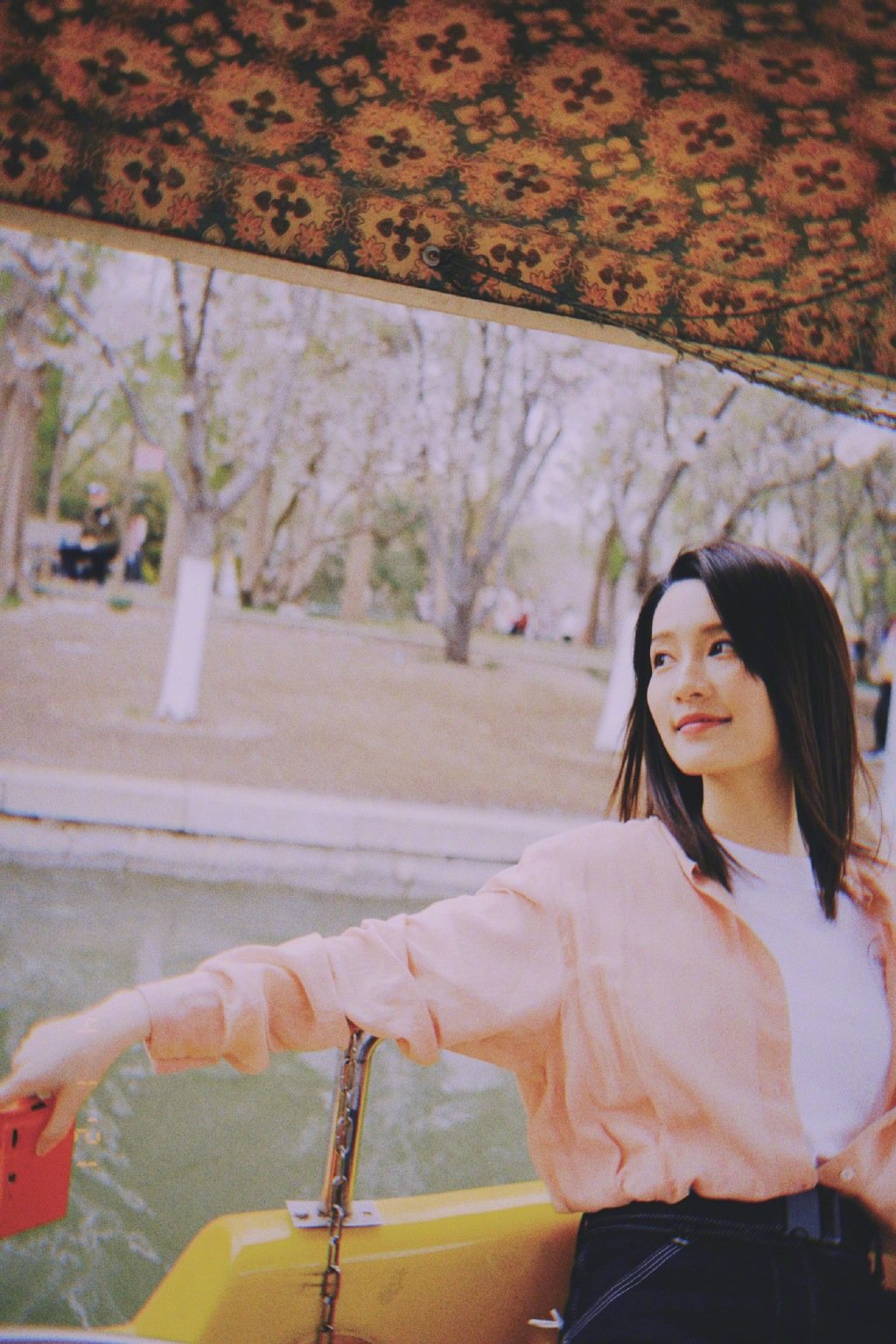 李沁打卡玉渊潭看樱花,充分利用各种小道具……_高清图集_新浪网