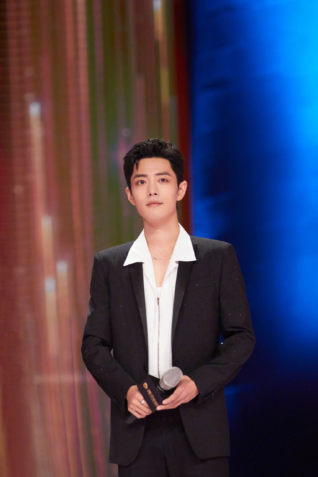 肖战身着经典黑色西装缀满闪钻,再佩戴着tiffany珠宝配饰