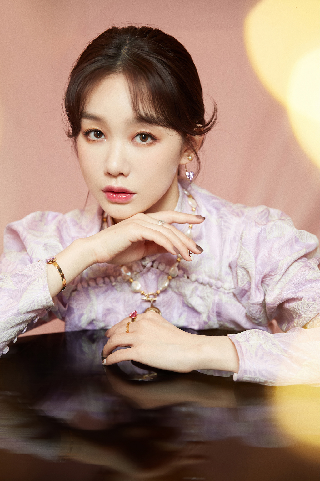 徐梦洁粉紫色旗袍写真