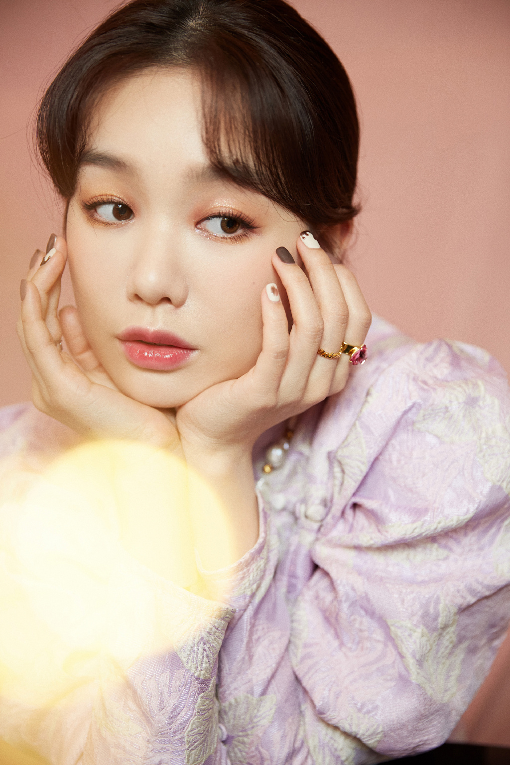 徐梦洁粉紫色旗袍写真