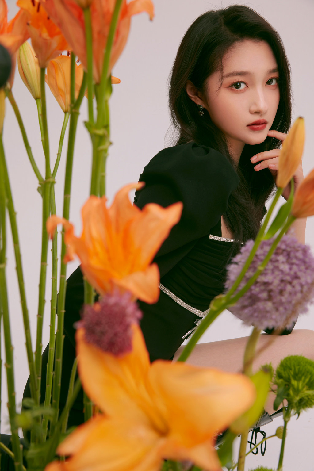 关晓彤 黑色微卷长发,搭配黑色复古连衣裙,典雅又精致