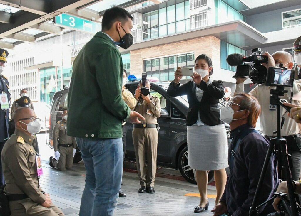 泰国提帮功王子新年首秀把人帅到！穿绿外套真时髦，一堆民众跪着__财经头条