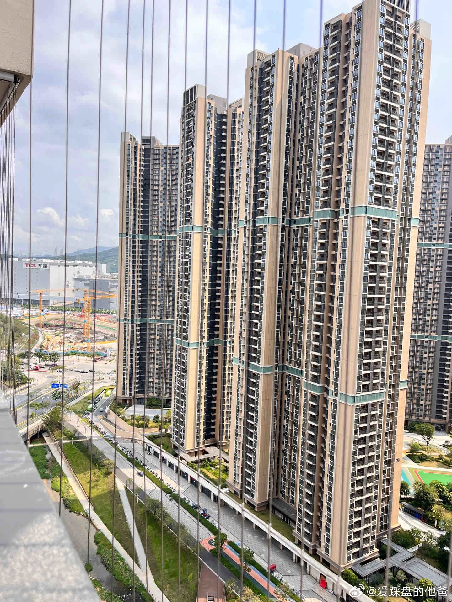 有童鞋申请到凤凰英荟城3房,纠结要不要,网友说不要,因为旁边有工厂