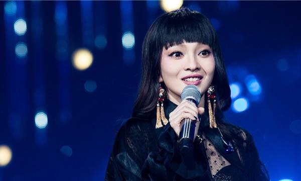 张韶涵商演致交通瘫痪,歌没唱完被强行架走,路过车辆被堵数小时