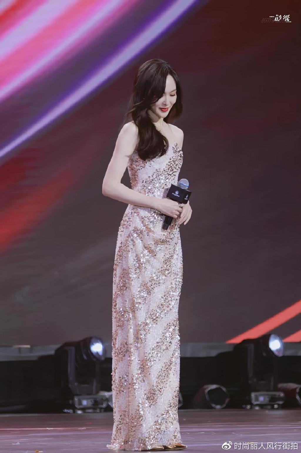 唐嫣的央视风仪态惊艳现场穿抹胸礼服站得笔直这也太美了