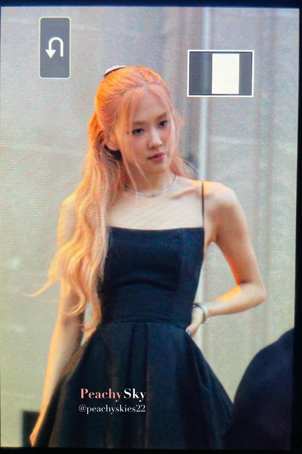 朴彩英黑色吊带裙造型好美呀……_高清图集_新浪网