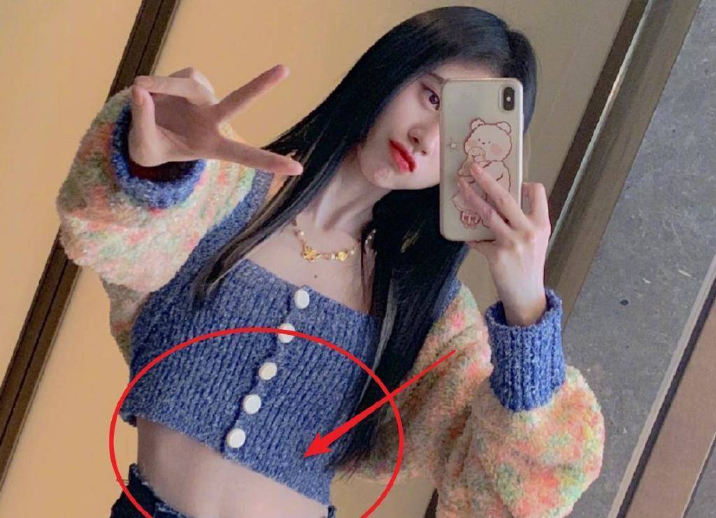 鞠婧祎晒全身照自证没有抹粉看清椅子细节有无撒谎很显然