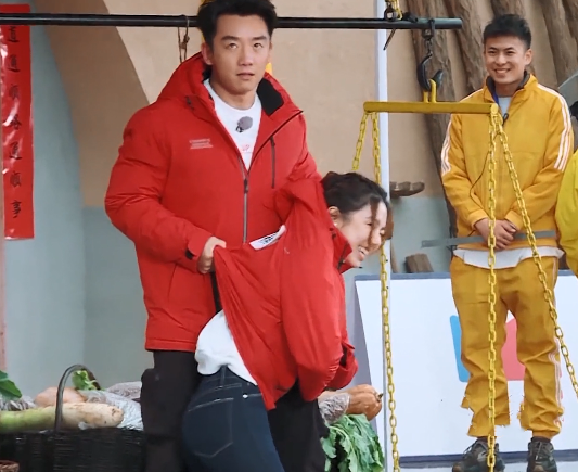 郑恺单手拎邓紫棋时,baby表情亮了,偶像包袱都抛在了脑后