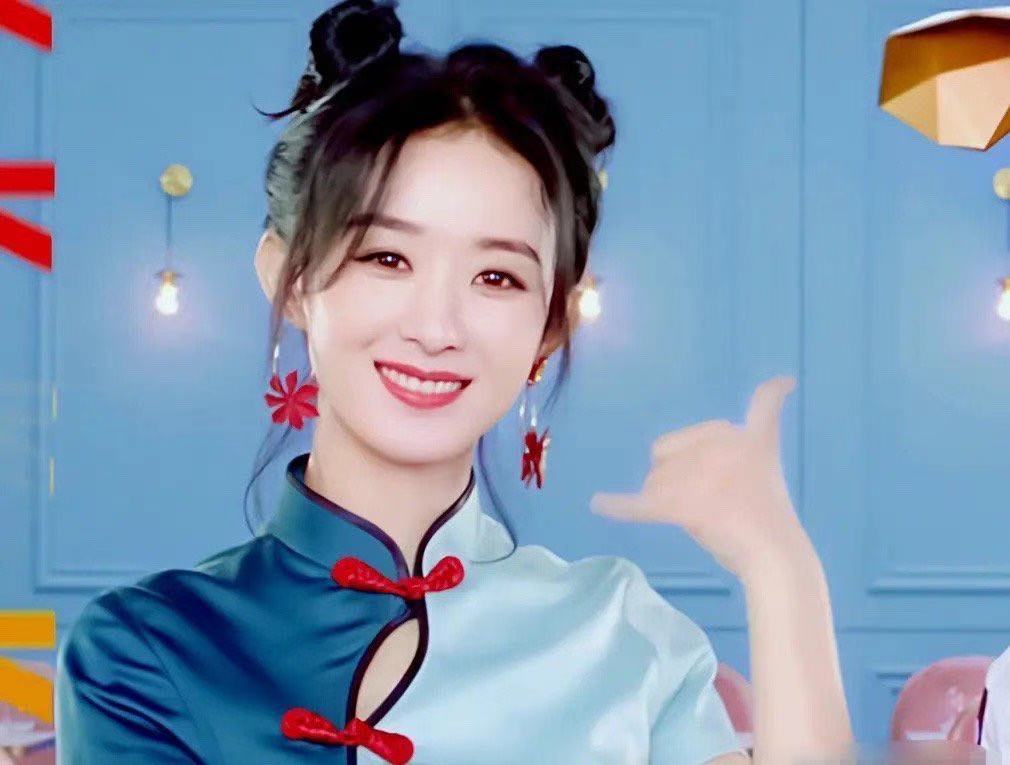 赵丽颖真会扮嫩!一身拼色旗袍难挡蚂蚁腰,扎哪吒头出镜发量感人