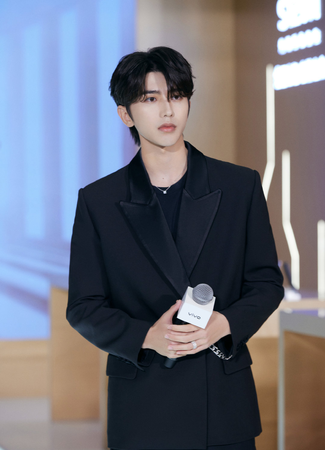 蔡徐坤昨日深圳活动大片 一身黑色西装的坤坤……__财经头条