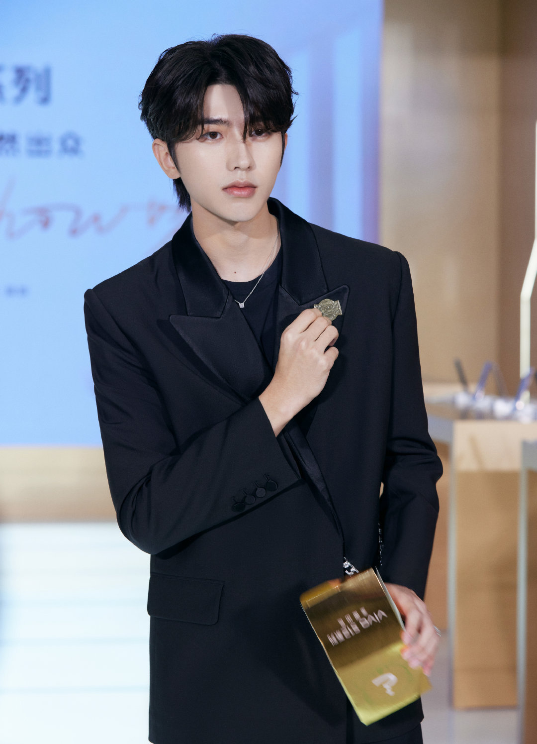 蔡徐坤昨日深圳活动大片 一身黑色西装的坤坤……__财经头条