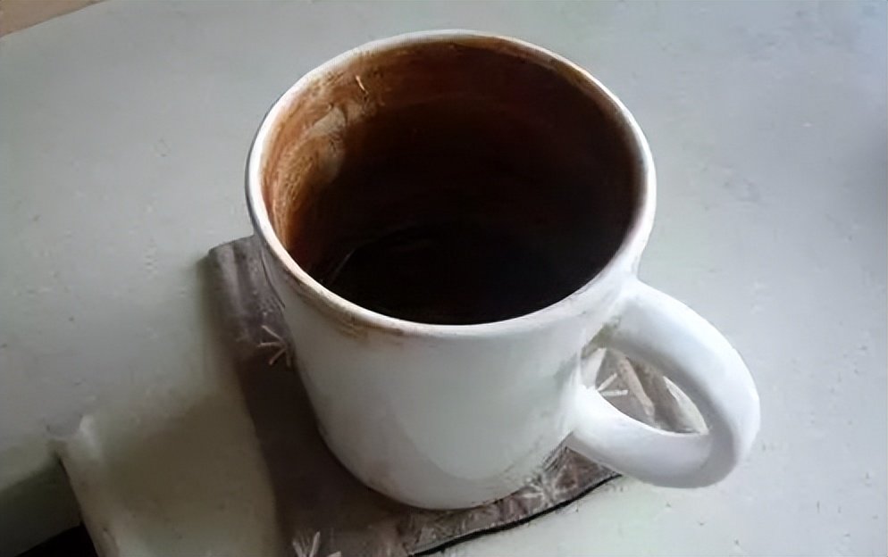 我们经常喝茶的杯子上面,会有一些棕红色的物质,也就是我们所说的茶垢